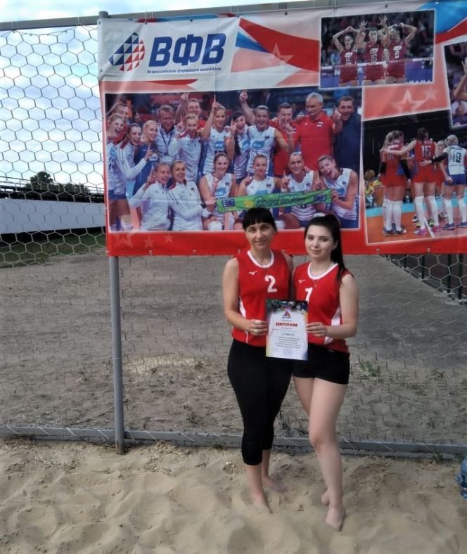 Светлана Чигарева и Екатерина Шабалина из Поспелихинского района - победительницы отборочного зонального турнира сельской олимпиады по пляжному волейболу