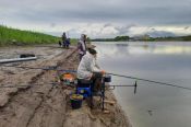 На гребном канале в Барнауле прошли краевые женские соревнования по ловле поплавочной удочкой