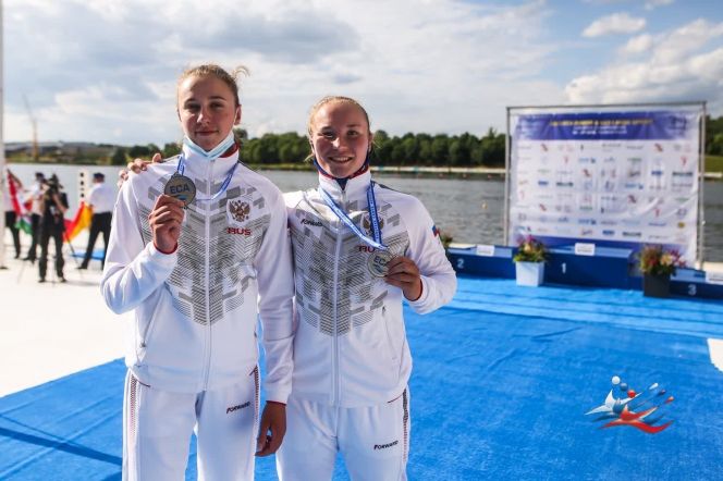 София Штиль (слева) завоевала серебро первенства Европы среди юниоров в каноэ-двойке вместе с Елизаветой Выпряжкиной. Фото: ВФГБК