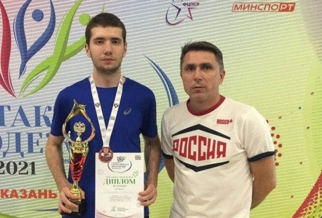 Алексей Каратаев с тренером Петром Маркиным (справа)