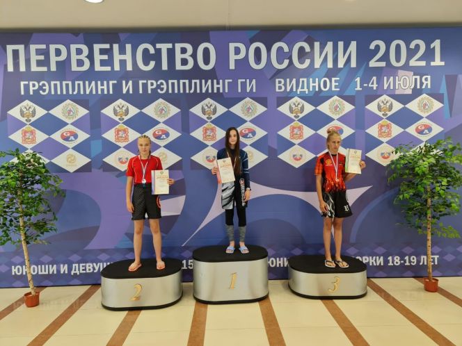 Светлана Калашникова (слева) стала серебряной медалисткой первенства России и завоевала путёвку на первенство мира по грэпплингу