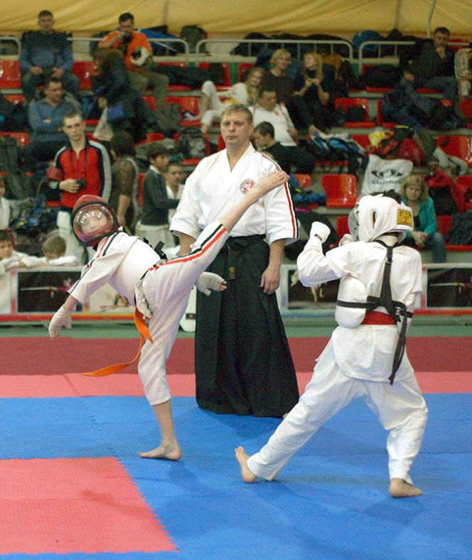 В Барнауле состоялись чемпионат и первенство СФО по спортивному контактному каратэ (фото).