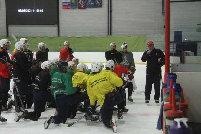 Никто не стонет. Барнаульские хоккеисты приступили к ледовой части подготовки к сезону