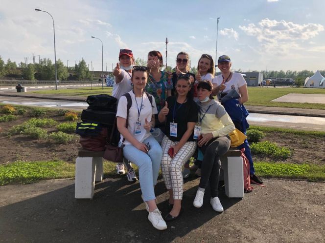 Татьяна Лукашина (слева в вернем ряду) с коллегами на барнаульском этапе Кубка мира
