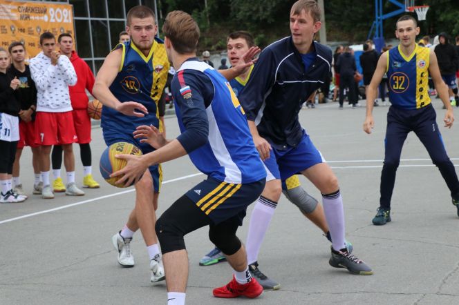 Во всероссийских соревнованиях  «Оранжевый мяч» в Барнауле приняли участие  70 команд (фото)