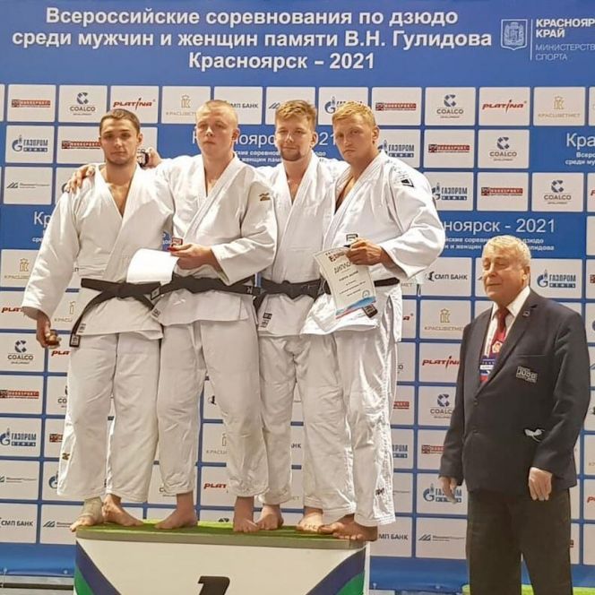 Андрей Томчук (крайний справа) стал бронзовым призером Всероссийского мемориала Владимира Гулидова