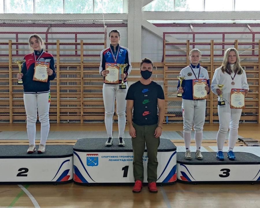 Саблистка КСШОР Юлия Жданова (вторая справа) - бронзовая медалистка всероссийских соревнований "Балтийский старт"