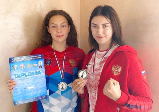 Валерия Воронцова (слева) и Альбина Кудинова с наградами турнира "Золотые перчатки"
