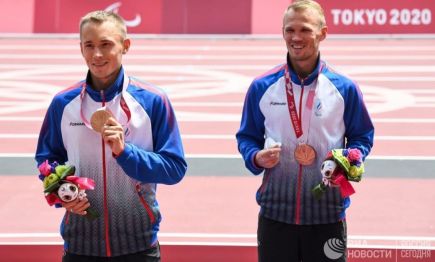Александр Костин (слева) и его гид Юрий Клопцов с бронзовыми медалями Паралимпиады 