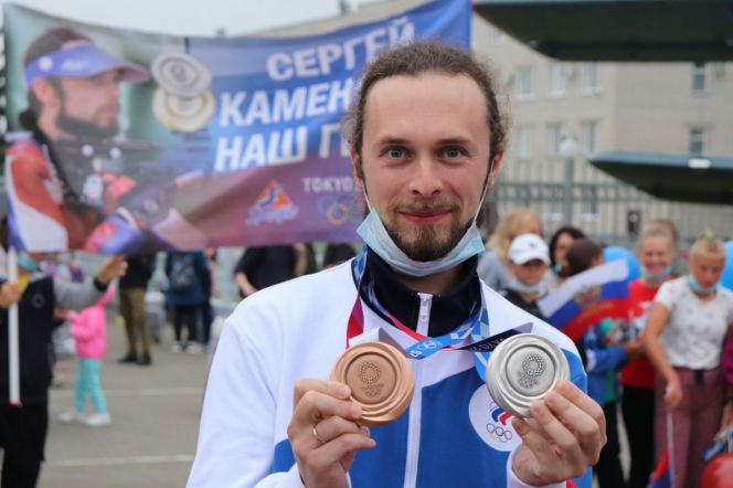 Сергей Каменский с олимпийскими медалями в аэропорту Барнаула