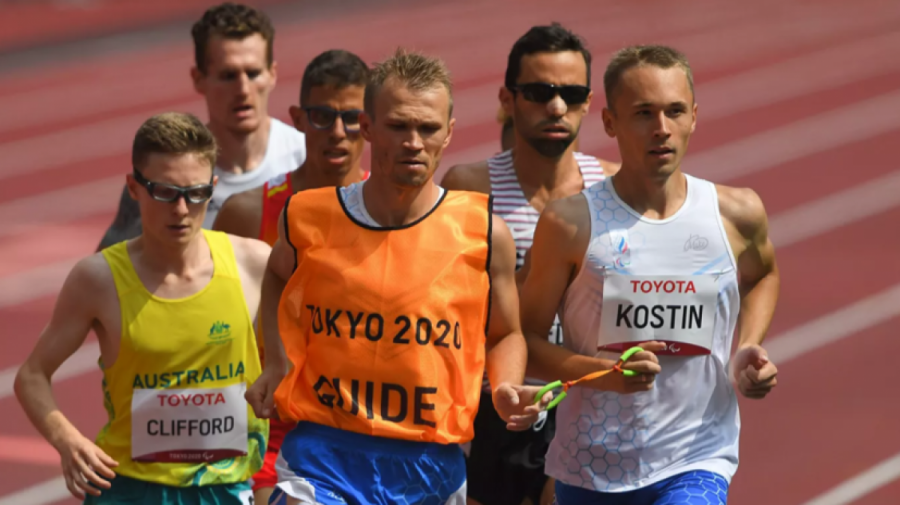 На паралимпийской дистанции 5000 метров Александр Костин (крайний справа) и Юрий Клопцов (в оранжевом жилете гида).