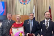 Губернатор Виктор Томенко вручил государственные и краевые награды. Отмечены четыре представителя спортивной отрасли