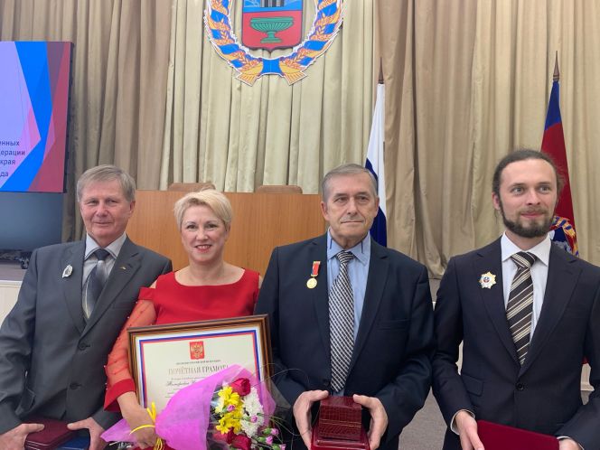 Губернатор Виктор Томенко вручил государственные и краевые награды. Отмечены четыре представителя спортивной отрасли