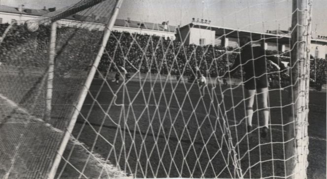 На фото: гол динамовца Чистополова в ворота "Селенги" в матче открытия футбольного сезона 1969 года. На заднем плане - Восточная трибуна стадиона "Локомотив", на месте которого ныне строят жилую высотку, и улица Новая (сейчас проспект Строителей)