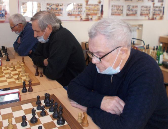 Барнаульские ветераны провели командный турнир памяти одного из сильнейших шахматистов Алтайского края Юрия Никонова 