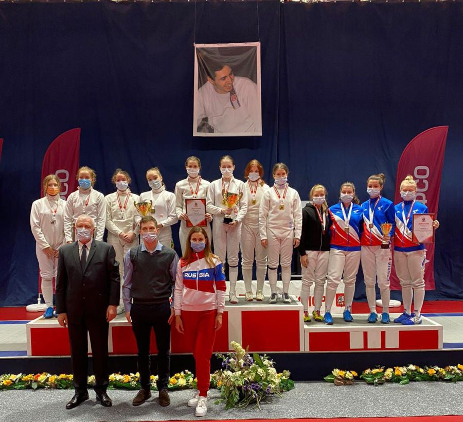 В церемонии награждения саблисток приняла участие двукратная олимпийская чемпионка Софья Великая