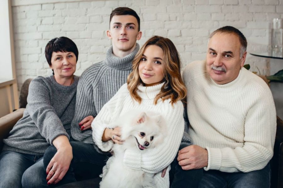 Ильяс Куркаев с мамой, отчимом и супругой