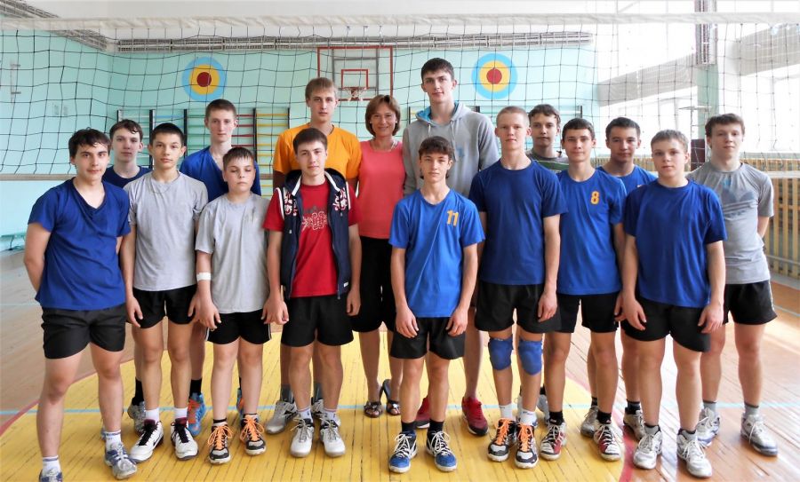 Ильяс Куркаев с юными волейболистами из группы Елены Бочкаревой в одной из домашних побывок 