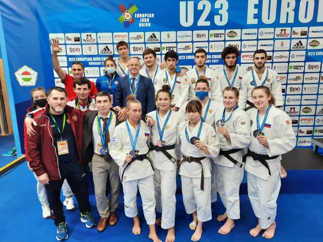 Дарья Храмойкина (в первом ряду крайняя справа) - серебряный призёр первенства Европы U23  по дзюдо 