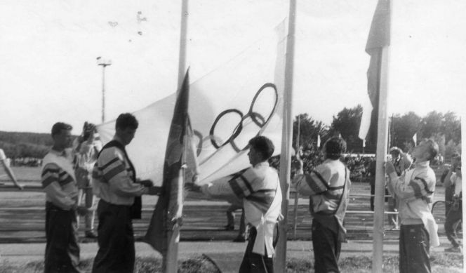 Среди флагов олимпиады - олимпийский и спортобщества "Урожай"
