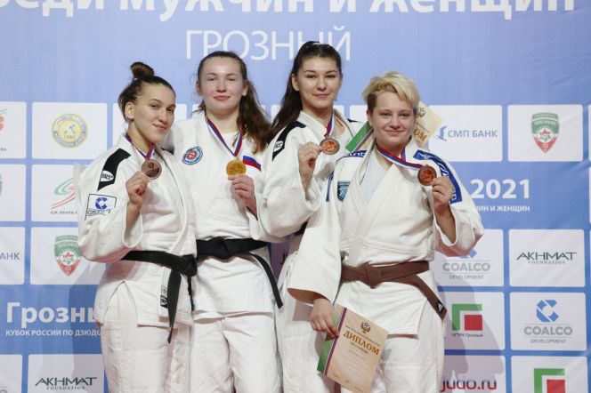 Дарья Храмойкина на фото вторая слева 
