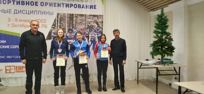 Церемония награждения по итогам второго дня соревнований. В центре победительница лыжной гонки-комбинации Екатерина Лыжина 