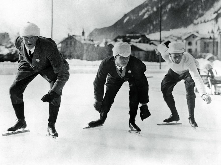 В 1924 году состоялись первая, историческая зимняя Олимпиада. Место проведения - Шамони, Франция. Английские конькобежцы на тренировке. Фото: GettyImages
 
