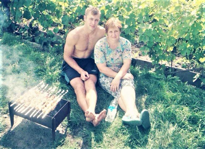 Виктор Муштаков с мамой на отдыхе