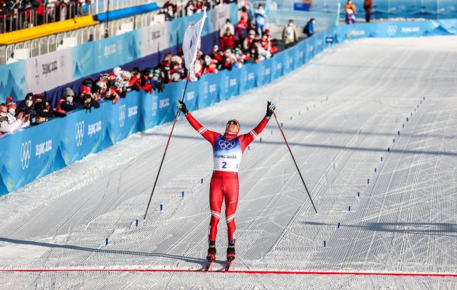 Александр Большунов - победитель скиатлона на Олимпиаде в Пекине. Фото: Сергей Бобылев/ТАСС
