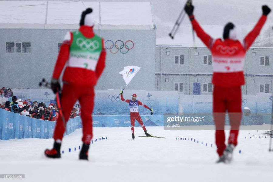 Триумфальный финиш с флагом Сергея Устюгова. Фото: Getty Images