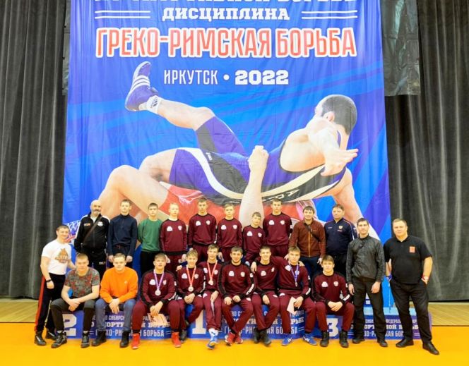 Алтайские спортсмены на первенстве Сибири по греко-римской борьбе до 18 лет завоевали шесть медалей 
