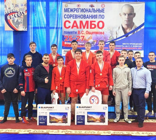 Алтайские борцы завоевали восемь медалей на межрегиональном турнире памяти Василия Ощепкова 