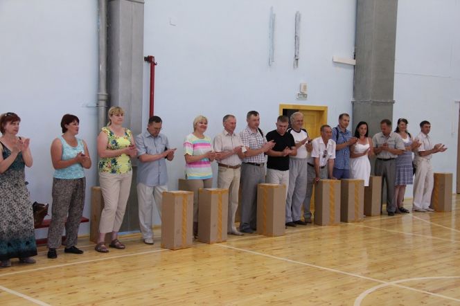 Школы Индустриального района города Барнаула первыми из участников сезона 2014-2015 получили комплекты баскетбольных мячей от ШБЛ «КЭС-Баскет». 