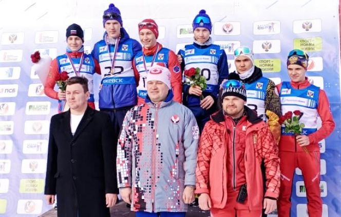 Леонид Кульгускин (в верхнем ряду второй слева) выиграл обе личных гонки на первенстве России