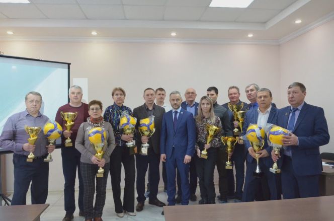 На фото: награждение директоров спортивных школ по итогам первенства Алтайского края по волейболу 2021 года