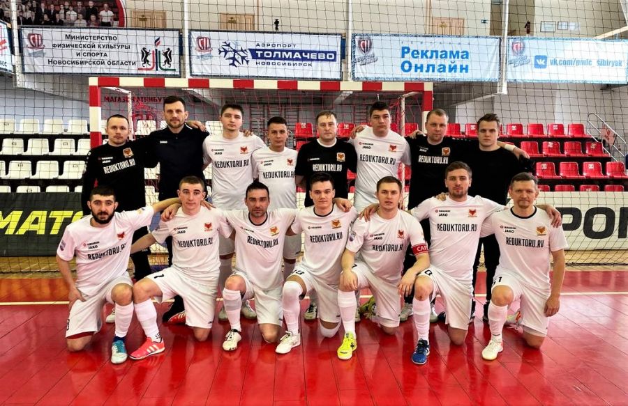 Команда "АлтПолитех" после заключительного матча в дебютном сезоне в Высшей лиге чемпионата России 