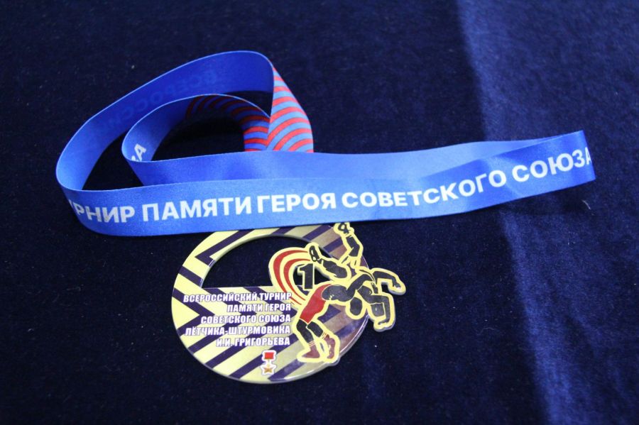 Медали оригинального дизайна запомнятся победителям и призерам турнира надолго. Фото: Александр Чёрный/"Алтайский спорт"