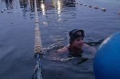 Моржи Сибири провели суточный заплыв в проруби барнаульского пляжа "Водный мир" в честь 77-летия победы в Великой Отечественной войне  