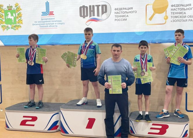 Матвей Пестелев победитель, Макар Прудников (второй справа) - бронзовый призер первенства Сибири