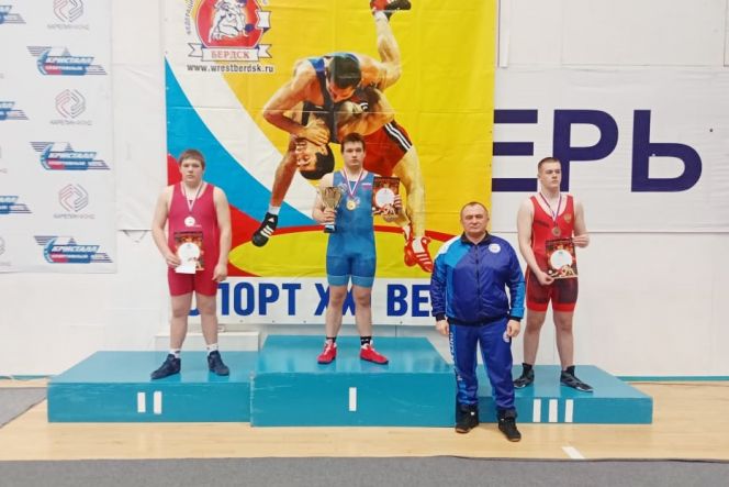 Алтайские борцы завоевали семь медалей на первенстве Сибири среди юношей до 16 лет
