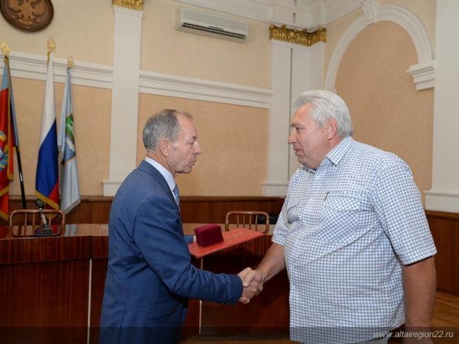 В Барнауле вручили награды медработникам, спасшим жизнь директора спортивной школы «АлтайБаскет» Александра Сысова.