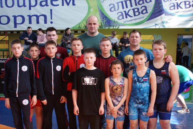Поддержать участников соревнований в Камень-на-Оби приехал именитый борец из Новоалтайска Виталий Щур