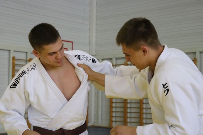 На снимке слева чемпион края-2022 в весе 90 кг Руслан Гарибов. Фото: Виталий Дворянкин/ "Алтайский спорт"