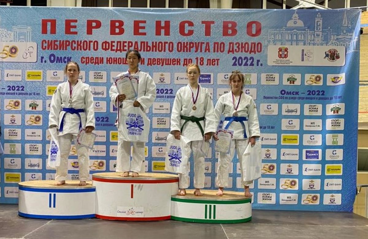 Призовой пьедестал весовой категории 57 кг. Крайняя справа Дарья Зайцева, бронзовый призер турнира 
