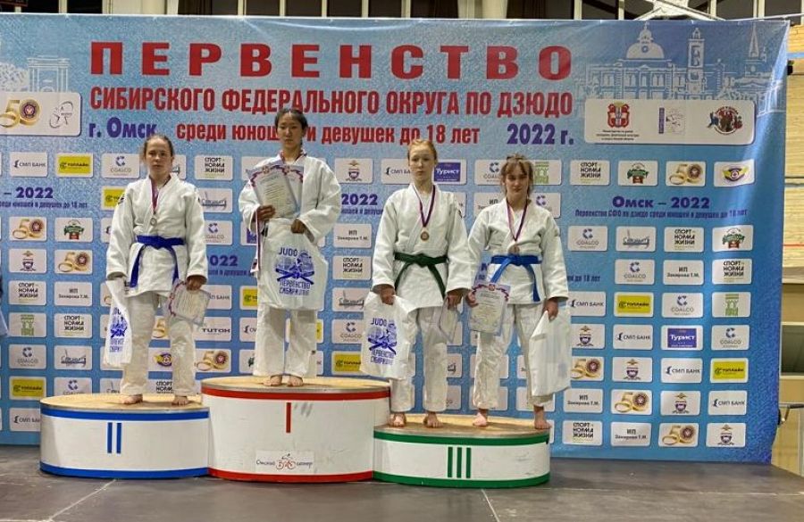 Призовой пьедестал весовой категории 57 кг. Крайняя справа Дарья Зайцева, бронзовый призер турнира 