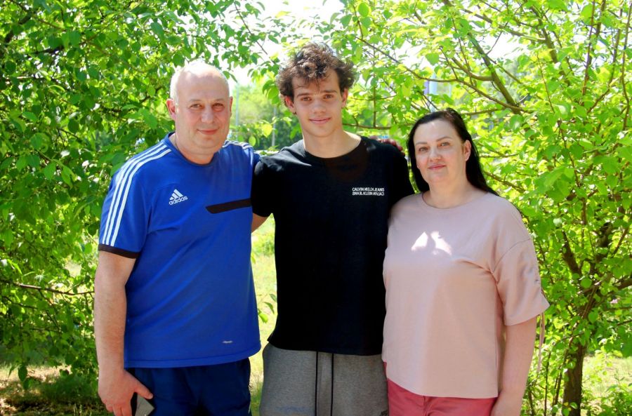 На фото Артём Карпукас вместе со своими родителями. Фото: Олег Харлов 