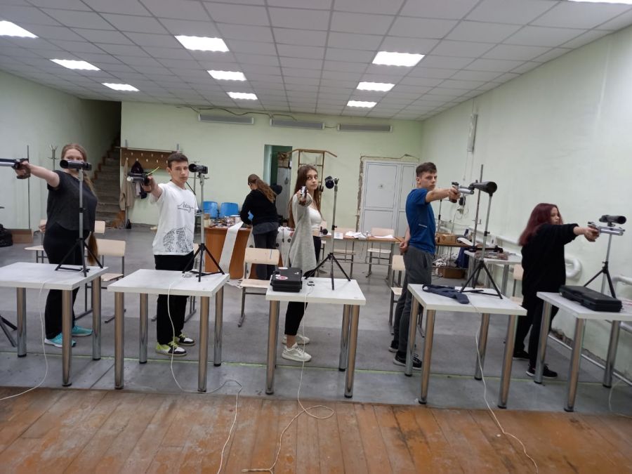 В  стрелково-спортивном центре ДОСААФ в Барнауле состоялось первенство края по стрельбе из пневматического оружия