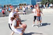 В День России на барнаульской площади Сахарова состоялись соревнования по баскетболу 3x3 среди мужских и женских команд