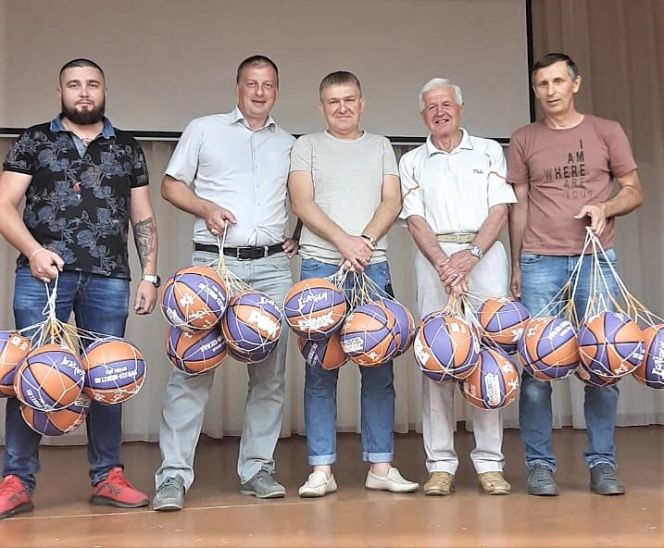 В Алтайском крае началась выдача баскетбольных мячей школам, участвовавшим в региональном этапе ШБЛ «КЭС-Баскет»