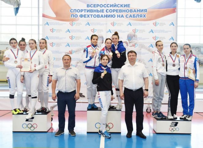 Анна Смирнова (на третьей ступени пьедестала слева) - призёр всероссийских соревнований в составе команды "Россия-1"